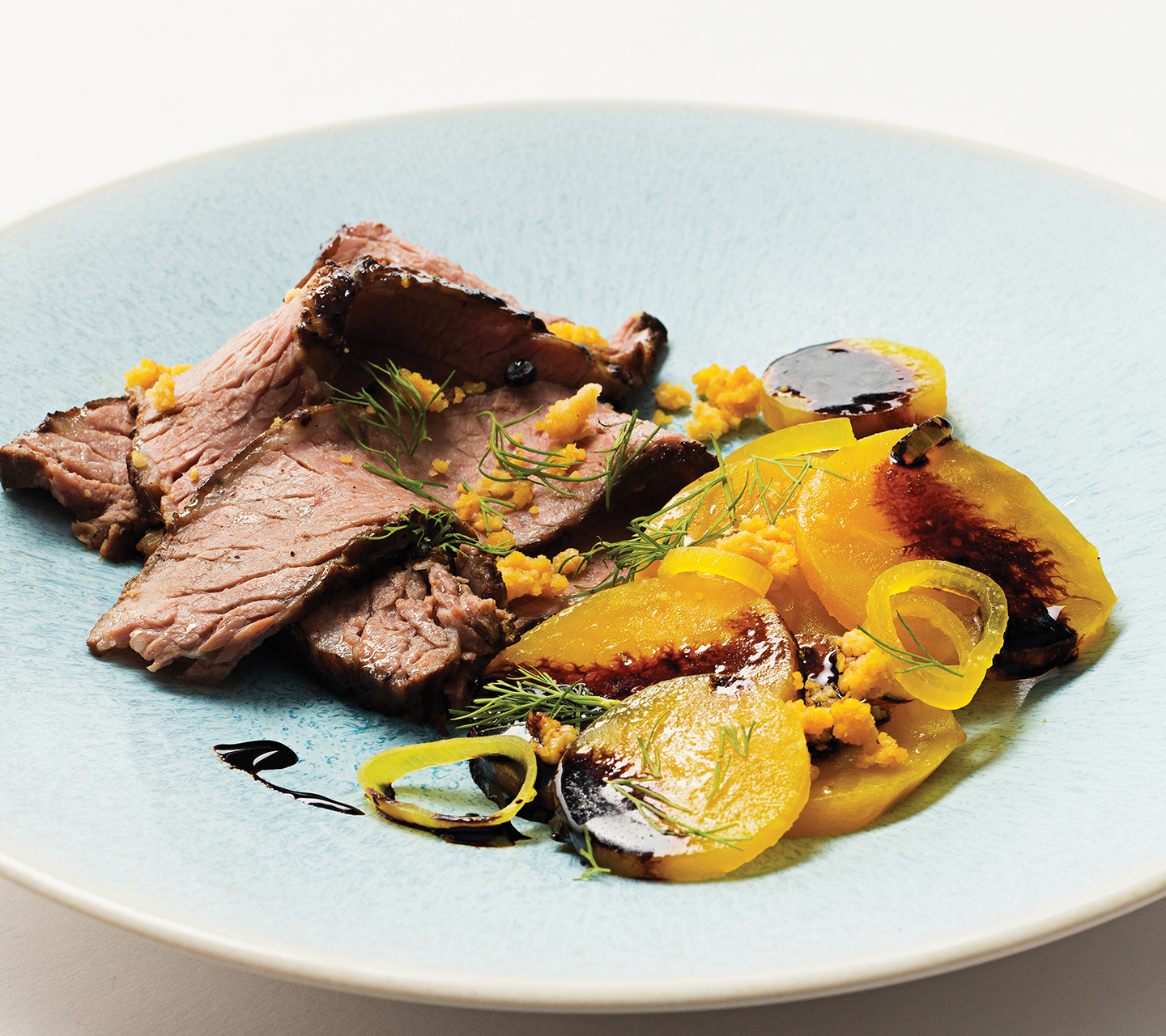 Poitrine de bœuf fumée sous vide, croustillant de pain de maïs et salade de betteraves dorées